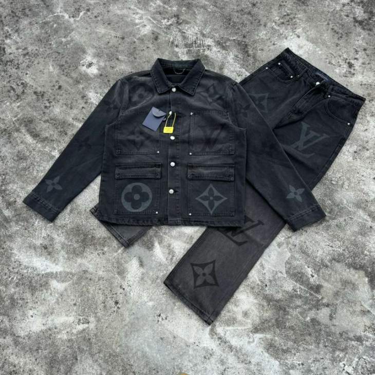 Picture of LV Sweater Suits _SKULVsz48-5230-36sytxH633H67841260
